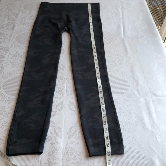 Spanx Olive Green Camouflage Compression Leggings Women’s Size 1X/1TG Acticewear - Picture 12 of 16